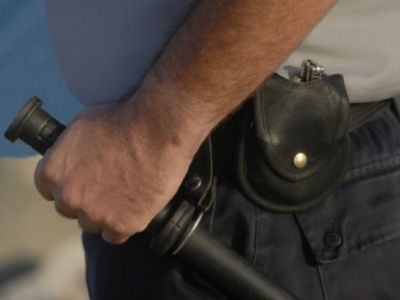 Полицейский с дубинкой. Фото: region-tver.ru Полицейский с дубинкой. Фото: region-tver.ru