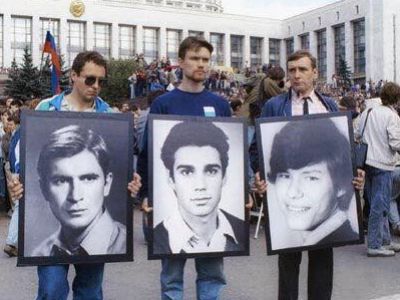 Белый дом, портреты погибших во время путча, авг. 1991. Источник - https://www.facebook.com/ayder.muzhdabaev Белый дом, портреты погибших во время путча, авг. 1991. Источник - https://www.facebook.com/ayder.muzhdabaev