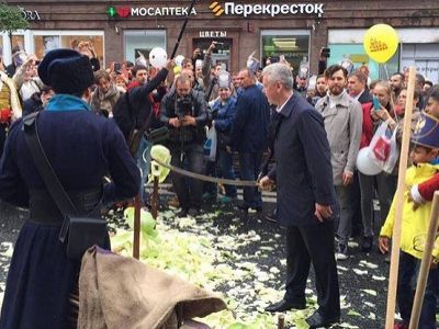 Собянин рубит капусту. Публикуется в https://www.facebook.com/Charles.L.Schreiber Собянин рубит капусту. Публикуется в https://www.facebook.com/Charles.L.Schreiber