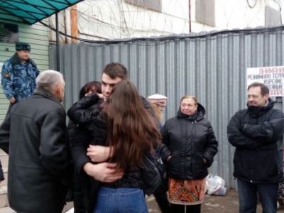 Денис Луцкевич выходит из колонии. Фото: Каспаров.Ru Денис Луцкевич выходит из колонии. Фото: Каспаров.Ru