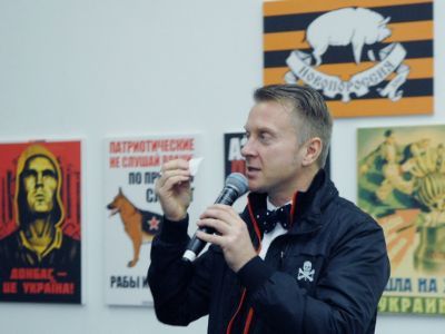 Антон Мырзин со своими работами. Фото: Ura.ru Антон Мырзин со своими работами. Фото: Ura.ru