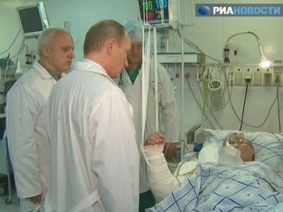 Путин около больного. Фото: РИА Путин около больного. Фото: РИА
