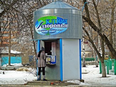 Ларек по продаже воды. Фото: Александр Воронин, Каспаров.Ru Ларек по продаже воды. Фото: Александр Воронин, Каспаров.Ru