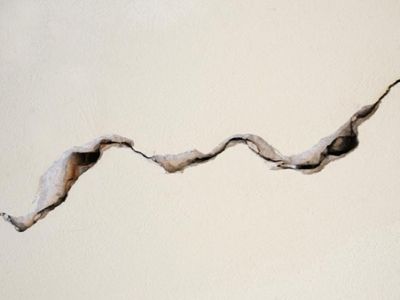 Трещина в стене. Фото: o-nedvizhke.ru Трещина в стене. Фото: o-nedvizhke.ru