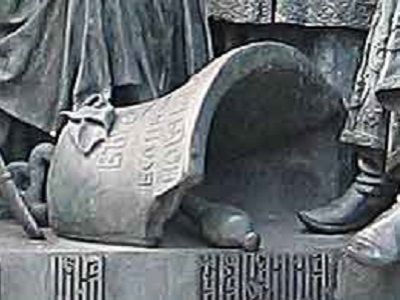 Разбитый вечевой колокол, памятник 1000-летию России (Великий Новгород). Источник - thimble.ru/novg2.html Разбитый вечевой колокол, памятник 1000-летию России (Великий Новгород). Источник - thimble.ru/novg2.html