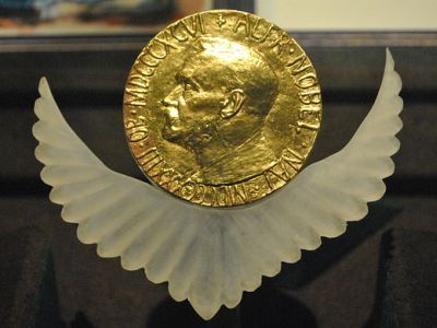 Нобелевская медаль мира. Источник: https://en.wikipedia.org/wiki/File:Medal_Nobel_Peace_Prize.jpg Нобелевская медаль мира. Источник: https://en.wikipedia.org/wiki/File:Medal_Nobel_Peace_Prize.jpg