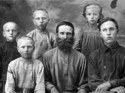 Расстрелянный Степан Карагодин с детьми. Источник - openrussia.org Расстрелянный Степан Карагодин с детьми. Источник - openrussia.org