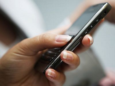 Смс-сообщение, мобильный телефон. Источник - skomplekt.com Смс-сообщение, мобильный телефон. Источник - skomplekt.com