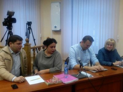 Навальный и Офицеров с суде в Кирове. Фото: Лиза Охайзина, Каспаров.Ru Навальный и Офицеров с суде в Кирове. Фото: Лиза Охайзина, Каспаров.Ru