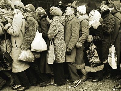 Очередь в СССР. Фото: april-knows.ru Очередь в СССР. Фото: april-knows.ru