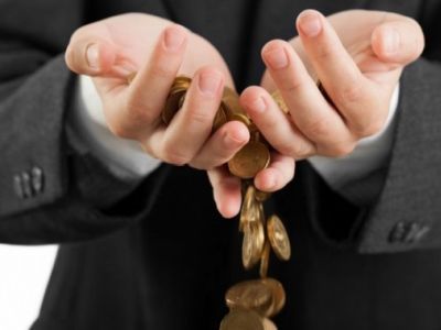 Деньги в песок. Фото: timeglobal.ru Деньги в песок. Фото: timeglobal.ru