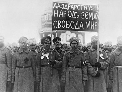 Солдатская демонстрация после Февральской революции, 1917. Фото: narzur.ru Солдатская демонстрация после Февральской революции, 1917. Фото: narzur.ru