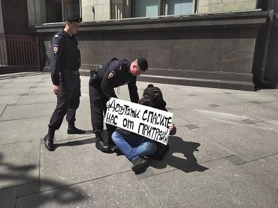 Задержание зоозащитника Юрия Корецких (Есман). Фото: facebook.com/Irakomandira Задержание зоозащитника Юрия Корецких (Есман). Фото: facebook.com/Irakomandira