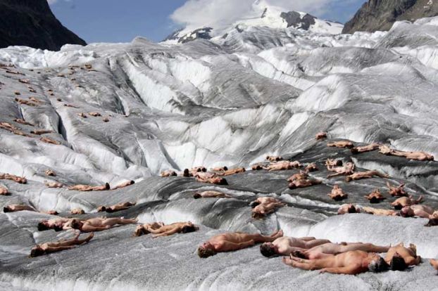 Фотография обнаженных людей на склонах швейцарского ледника Алетш