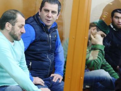 Подсудимые по делу об убийстве Бориса Немцова (слева направо) Хамзат Бахаев, Темирлан Эскерханов, Шадид Губашев и Анзор Губашев в Московском окружном военном суде. Фото: ТАСС Подсудимые по делу об убийстве Бориса Немцова (слева направо) Хамзат Бахаев, Темирлан Эскерханов, Шадид Губашев и Анзор Губашев в Московском окружном военном суде. Фото: ТАСС