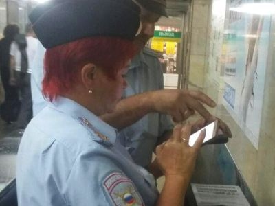 Полиция и листовка. Фото: ВКонтакте Полиция и листовка. Фото: ВКонтакте