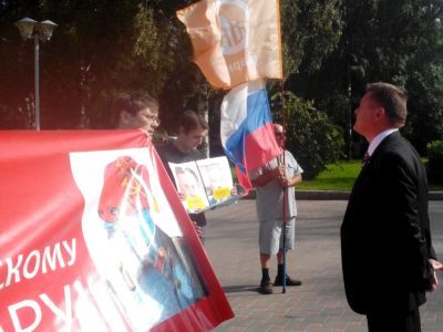 Пикет в Кирове и наблюдающий замминистра. Фото: Лиза Охайзина, Каспаров.Ru Пикет в Кирове и наблюдающий замминистра. Фото: Лиза Охайзина, Каспаров.Ru