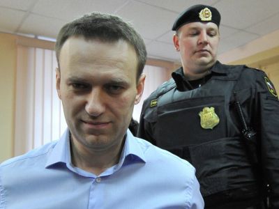 Алексей Навальный и конвоир. Фото: Flashnord.com Алексей Навальный и конвоир. Фото: Flashnord.com