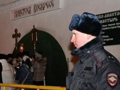 Верующий полицейский. Фрагмент фото: 44.мвд.рф Верующий полицейский. Фрагмент фото: 44.мвд.рф