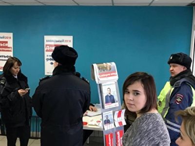 Полиция в штабе Навального. Фото: Марина Садчикова, Каспаров.Ru Полиция в штабе Навального. Фото: Марина Садчикова, Каспаров.Ru