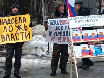 Конституция на стенде фантастики. Фото: Владислав Ходаковский, Каспаров.Ru Конституция на стенде фантастики. Фото: Владислав Ходаковский, Каспаров.Ru