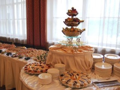 Фуршет. Фото с сайта kvn-kirishi.ru Фуршет. Фото с сайта kvn-kirishi.ru