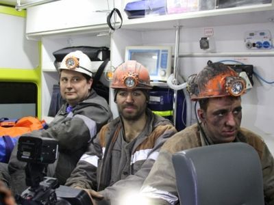 Спасенные шахтеры. Фото: МЧС Спасенные шахтеры. Фото: МЧС