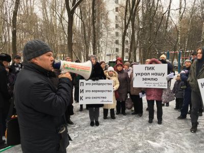 Митрохин на сходе против застройщиков компании ПИК, Фото: twitter.com/mitrokhin Митрохин на сходе против застройщиков компании ПИК, Фото: twitter.com/mitrokhin
