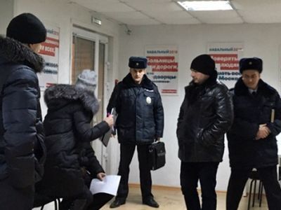 Полиция прибыла на обыск. Фото: Александр Воронин, Каспаров.Ru Полиция прибыла на обыск. Фото: Александр Воронин, Каспаров.Ru