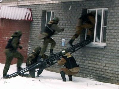 Полиция лезет через окно. Фото: Kp.by Полиция лезет через окно. Фото: Kp.by