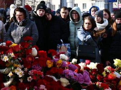 Кемерово, люди у стихийного народного мемориала погибшим в Кемерово, люди у стихийного народного мемориала погибшим в