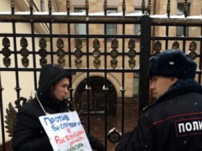 Игорь Аульченко прикован к решетке Генпрокуратуры. Фото: ovdinfo.org Игорь Аульченко прикован к решетке Генпрокуратуры. Фото: ovdinfo.org