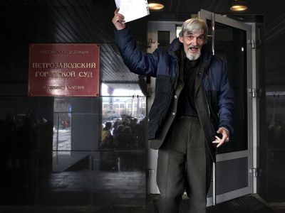Юрий Дмитриев у Петрозаводского горсуда. Фото: novayagazeta.ru Юрий Дмитриев у Петрозаводского горсуда. Фото: novayagazeta.ru