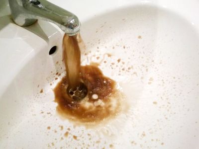 Грязная вода из-под крана Грязная вода из-под крана