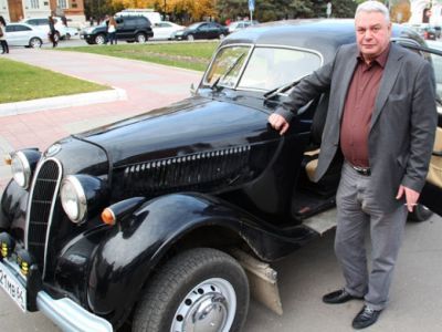 Депутат Леонид Писной и его ретро-автомобиль. Фото: 4vsar.ru Депутат Леонид Писной и его ретро-автомобиль. Фото: 4vsar.ru