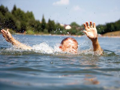 Человек тонет. Фото: Тvoy.center Человек тонет. Фото: Тvoy.center