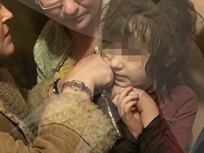 Брошенная матерью девочка. Фото: Брошенная матерью девочка. Фото: