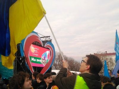 Флаг Украины на акции в честь пятилетия аннексии Крыма. Фото: Владимир Лапкин, Каспаров.Ru Флаг Украины на акции в честь пятилетия аннексии Крыма. Фото: Владимир Лапкин, Каспаров.Ru