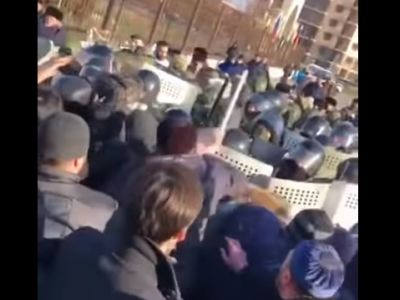 Попытка разгона Росгвардией акции протеста в Магасе (Ингушетия), 27.3.19. Скрин видео: youtube.com/watch?v=k02qUVJsHGI Попытка разгона Росгвардией акции протеста в Магасе (Ингушетия), 27.3.19. Скрин видео: youtube.com/watch?v=k02qUVJsHGI