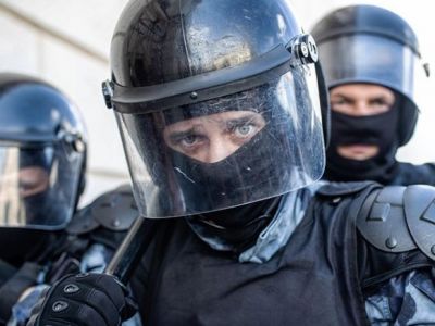 Росгвардейцы в Москве, 27.7.19. Фото: Евгений Фельдман, www.instagram.com/p/B0btLSEFIco Росгвардейцы в Москве, 27.7.19. Фото: Евгений Фельдман, www.instagram.com/p/B0btLSEFIco