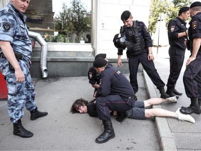 Задержание активиста на Тверской (перелом ноги), 27.7.19. Фото: twitter.com/CKonovalov Задержание активиста на Тверской (перелом ноги), 27.7.19. Фото: twitter.com/CKonovalov
