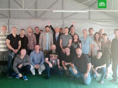 Вернувшиеся российские заключенные: Вышинский и люди с закрытыми лицами. Фото: ntv.ru Вернувшиеся российские заключенные: Вышинский и люди с закрытыми лицами. Фото: ntv.ru