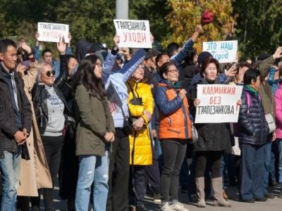 Митинг в Элисте против назначения бывшего врио главы ДНР мэром города. Фото: Новые известия Митинг в Элисте против назначения бывшего врио главы ДНР мэром города. Фото: Новые известия