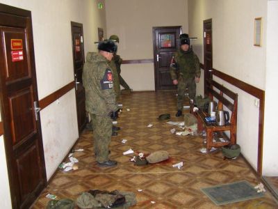 Военная полиция на месте убийства в воинской части в Забайкалье. Фото: t.me/apache_dances Военная полиция на месте убийства в воинской части в Забайкалье. Фото: t.me/apache_dances