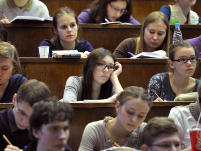 Студенты биологического факультета МГУ им. М.В. Ломоносова во время лекции. Фото: Рамиль Ситдиков / РИА Новости Студенты биологического факультета МГУ им. М.В. Ломоносова во время лекции. Фото: Рамиль Ситдиков / РИА Новости