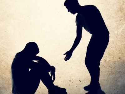 Человек в беде. Фото: Zen.yandex.com Человек в беде. Фото: Zen.yandex.com