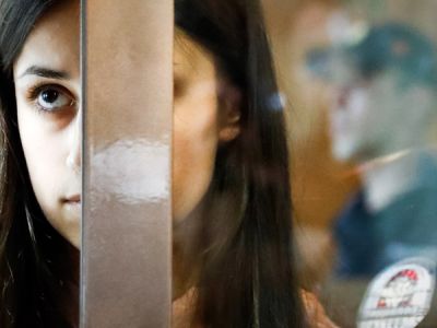 Одна из сестер Ангелина Хачатурян в Мосгорсуде. Фото: ТАСС, Артем Геодакян Одна из сестер Ангелина Хачатурян в Мосгорсуде. Фото: ТАСС, Артем Геодакян