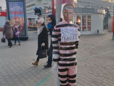 Манекен с лицом президента Путина в Перми. Фото: svoboda.org Манекен с лицом президента Путина в Перми. Фото: svoboda.org