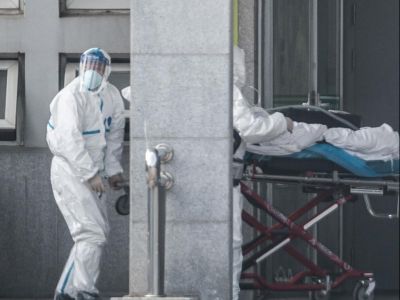 Транспортировка больного с подозрением на коронавирус. Фото: CNN, Getty Images Транспортировка больного с подозрением на коронавирус. Фото: CNN, Getty Images