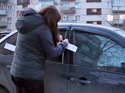 Арест автомобиля приставами. Фото: Александр Воронин, Каспаров.Ru Арест автомобиля приставами. Фото: Александр Воронин, Каспаров.Ru